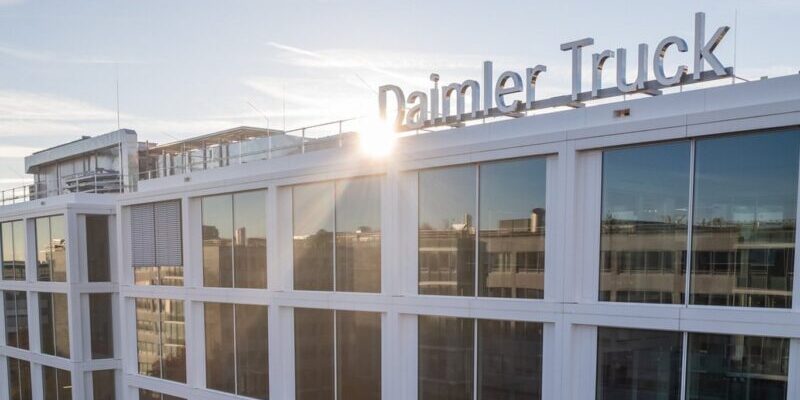 Daimler India Commercial Vehicles Unveils eCanter Electric Truck for ...